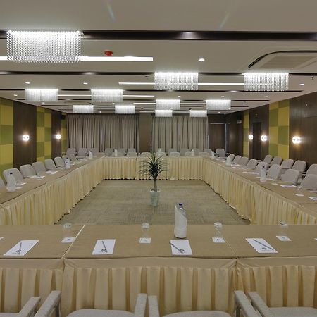 Hotel Pragati The Grand Αχμπανταμπάντ Εξωτερικό φωτογραφία