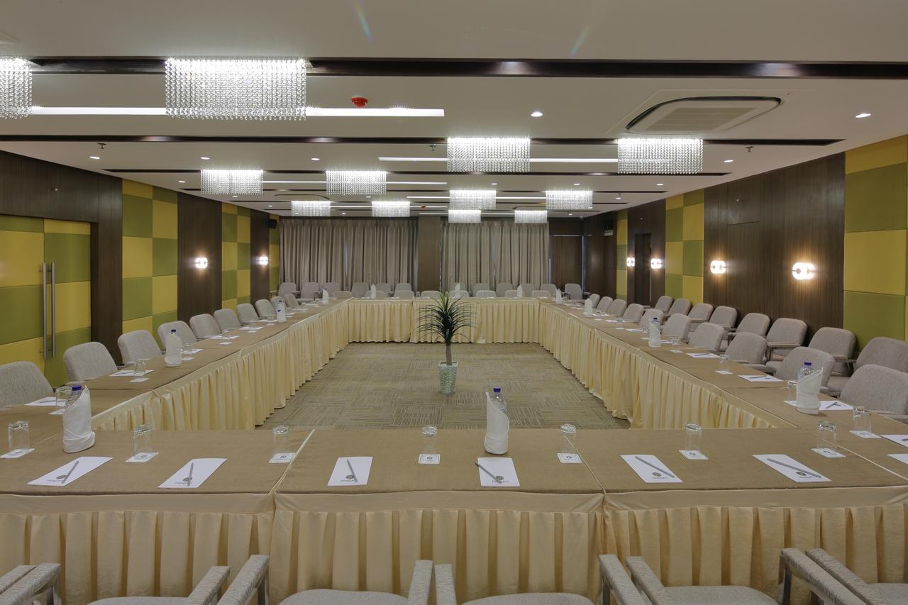 Hotel Pragati The Grand Αχμπανταμπάντ Εξωτερικό φωτογραφία