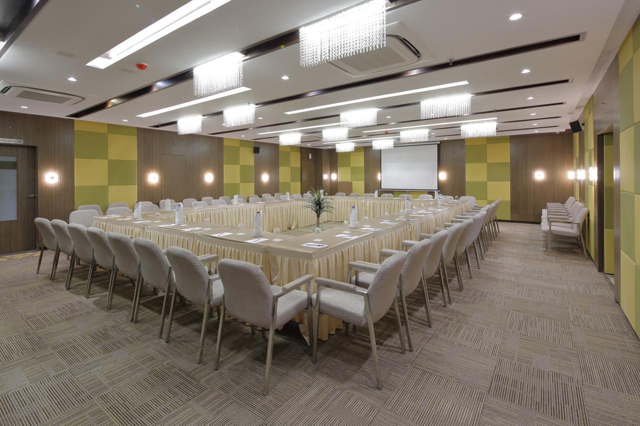 Hotel Pragati The Grand Αχμπανταμπάντ Εξωτερικό φωτογραφία