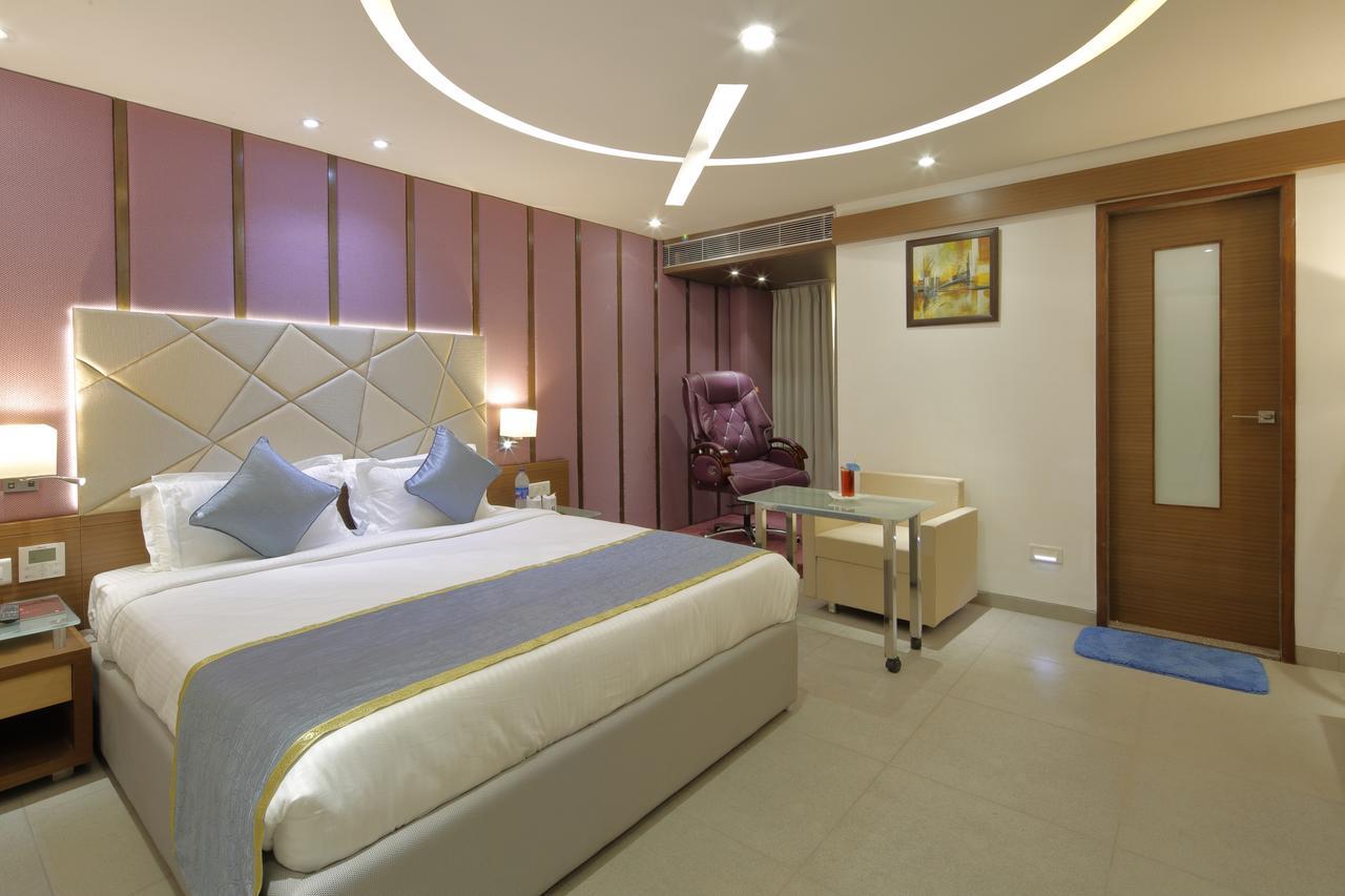 Hotel Pragati The Grand Αχμπανταμπάντ Εξωτερικό φωτογραφία