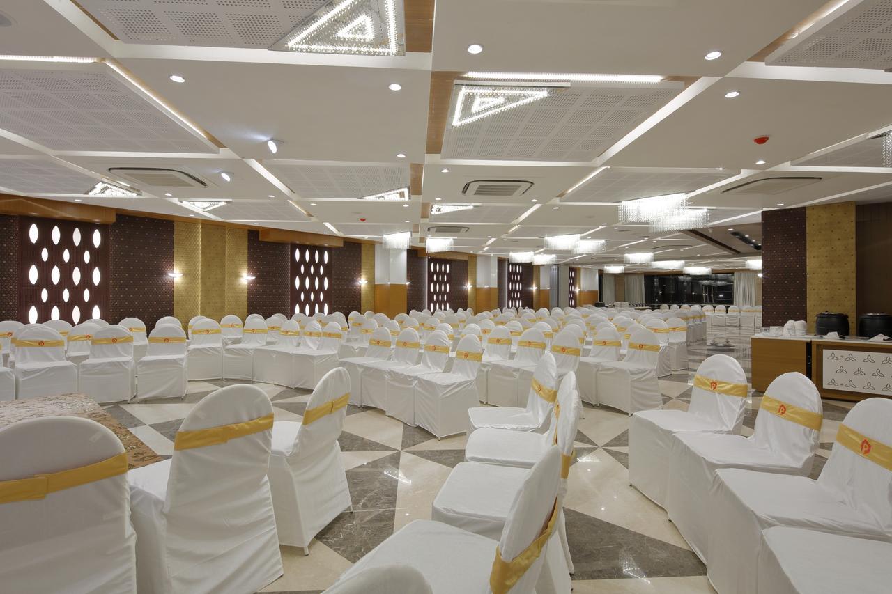 Hotel Pragati The Grand Αχμπανταμπάντ Εξωτερικό φωτογραφία