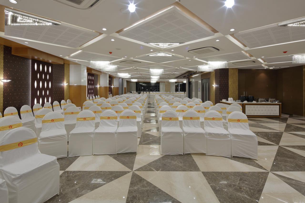 Hotel Pragati The Grand Αχμπανταμπάντ Εξωτερικό φωτογραφία