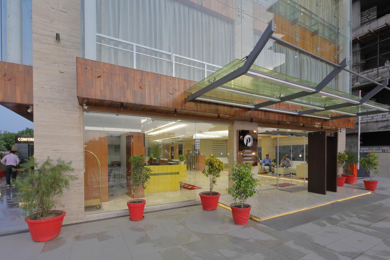 Hotel Pragati The Grand Αχμπανταμπάντ Εξωτερικό φωτογραφία
