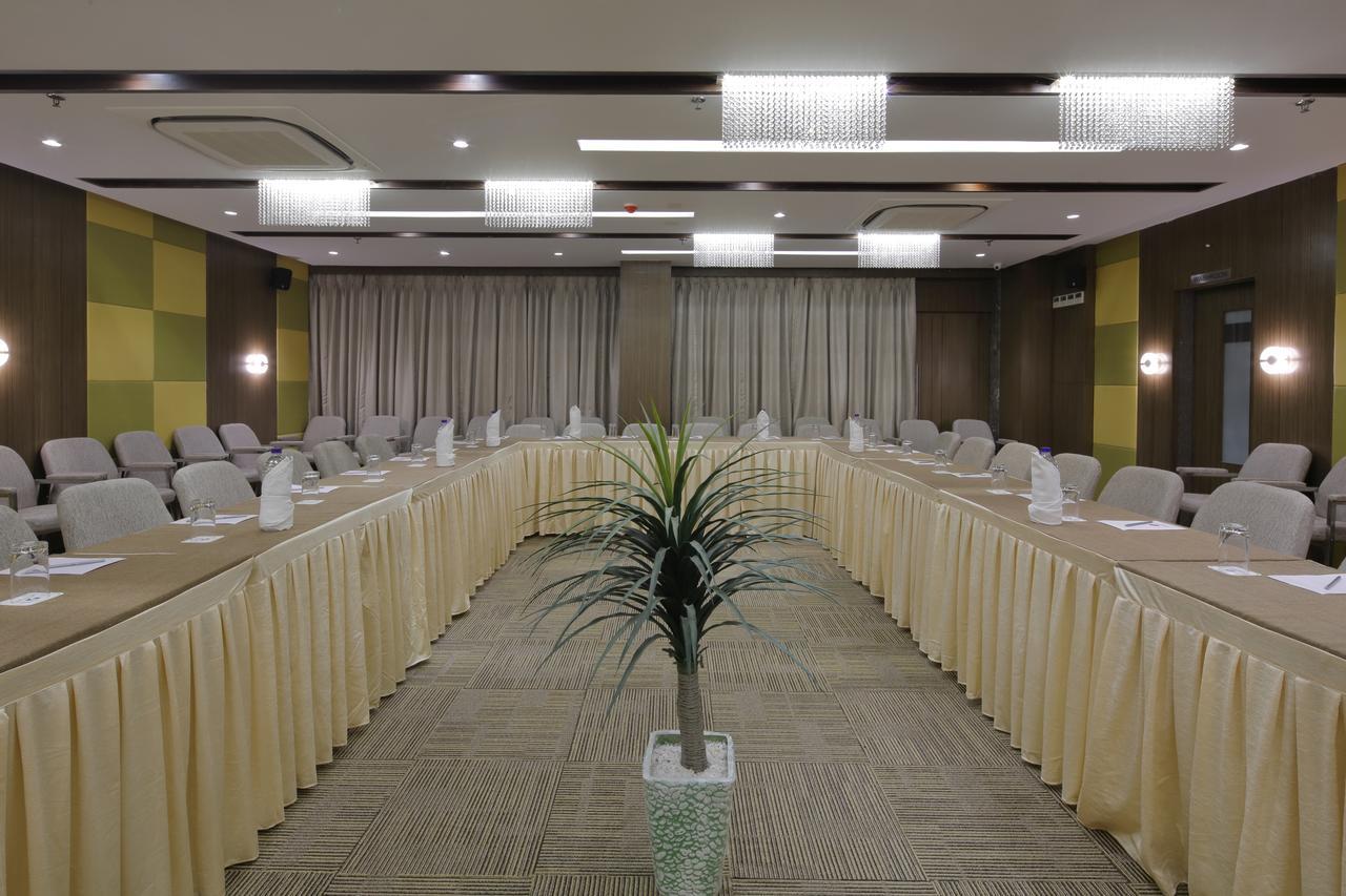 Hotel Pragati The Grand Αχμπανταμπάντ Εξωτερικό φωτογραφία