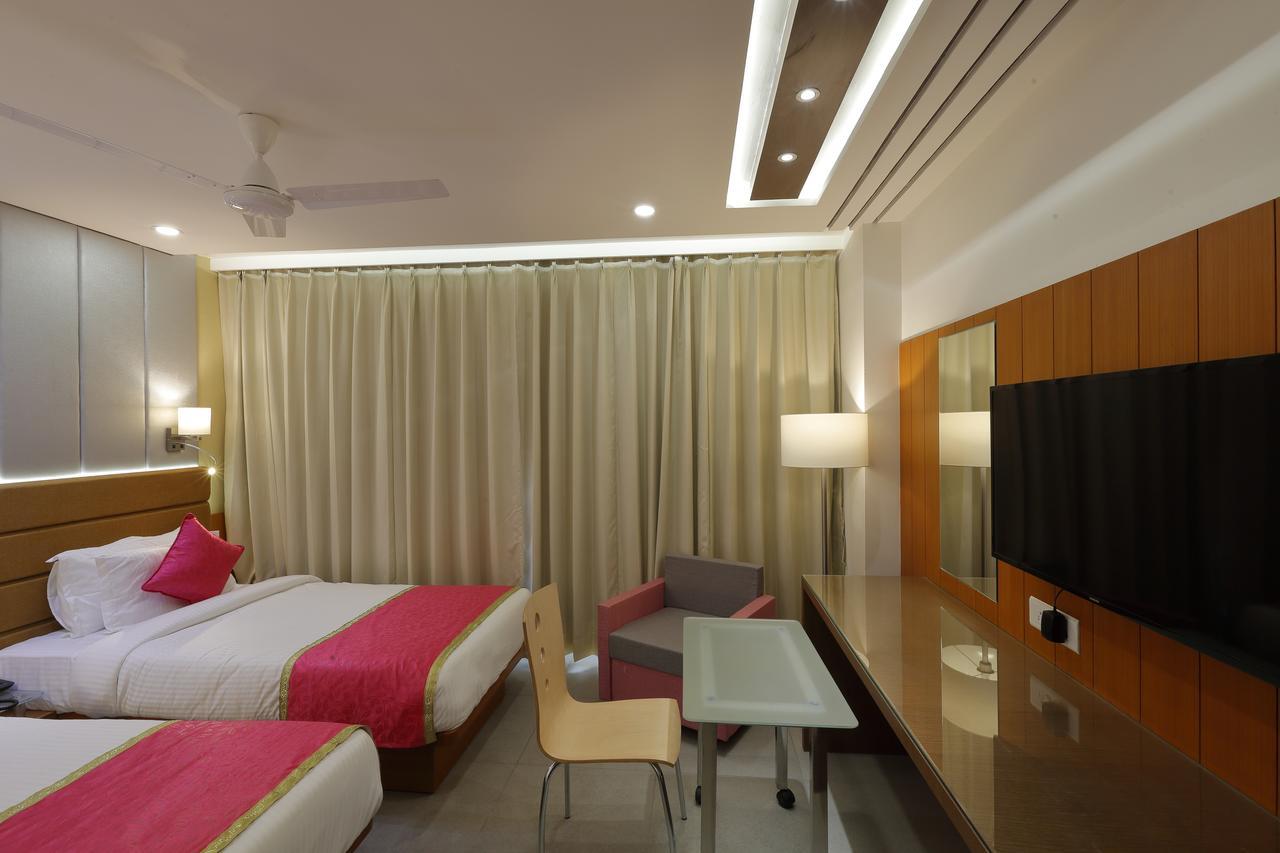 Hotel Pragati The Grand Αχμπανταμπάντ Εξωτερικό φωτογραφία