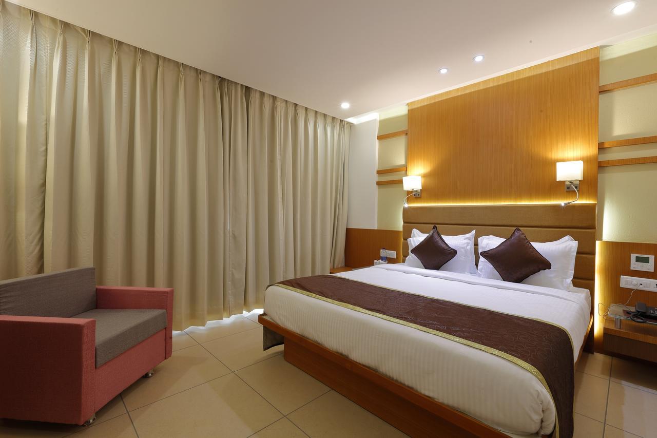 Hotel Pragati The Grand Αχμπανταμπάντ Εξωτερικό φωτογραφία