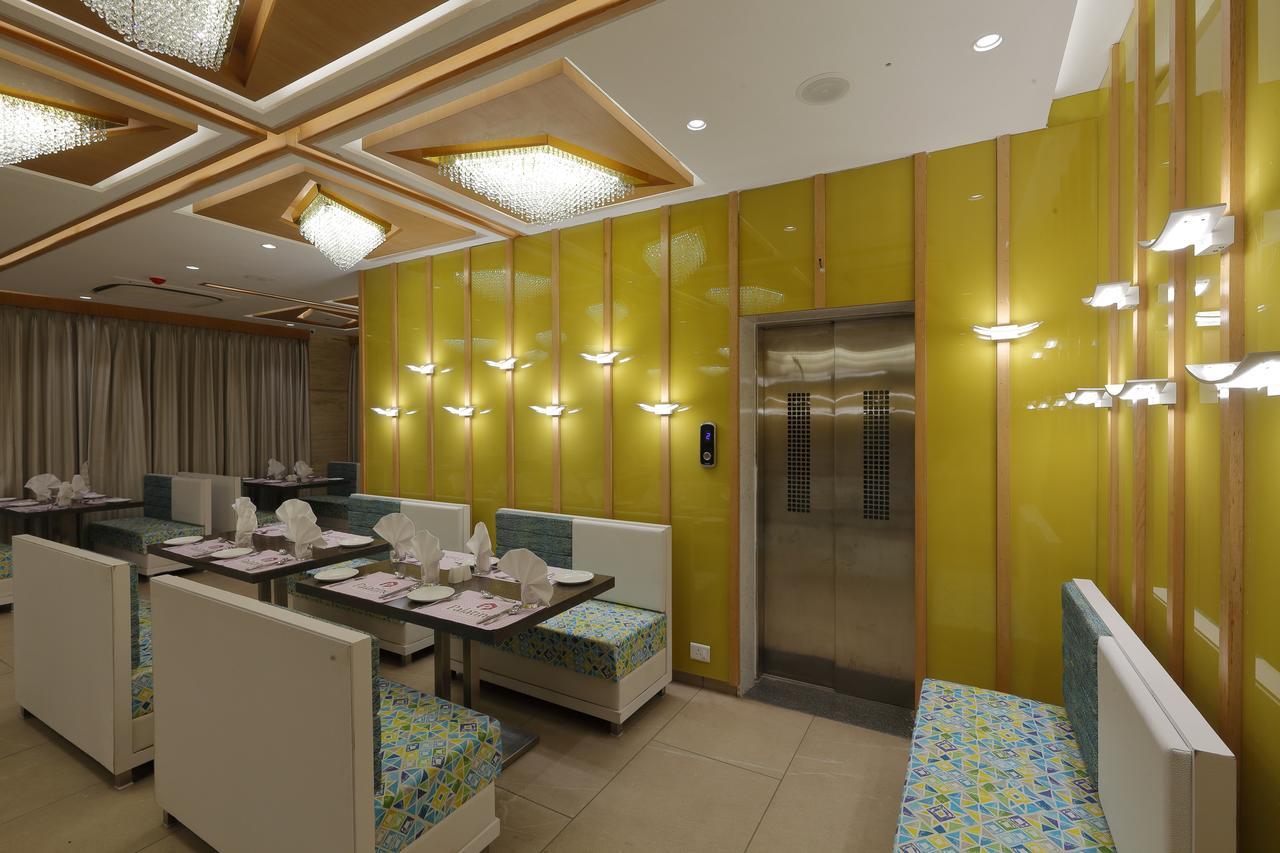 Hotel Pragati The Grand Αχμπανταμπάντ Εξωτερικό φωτογραφία