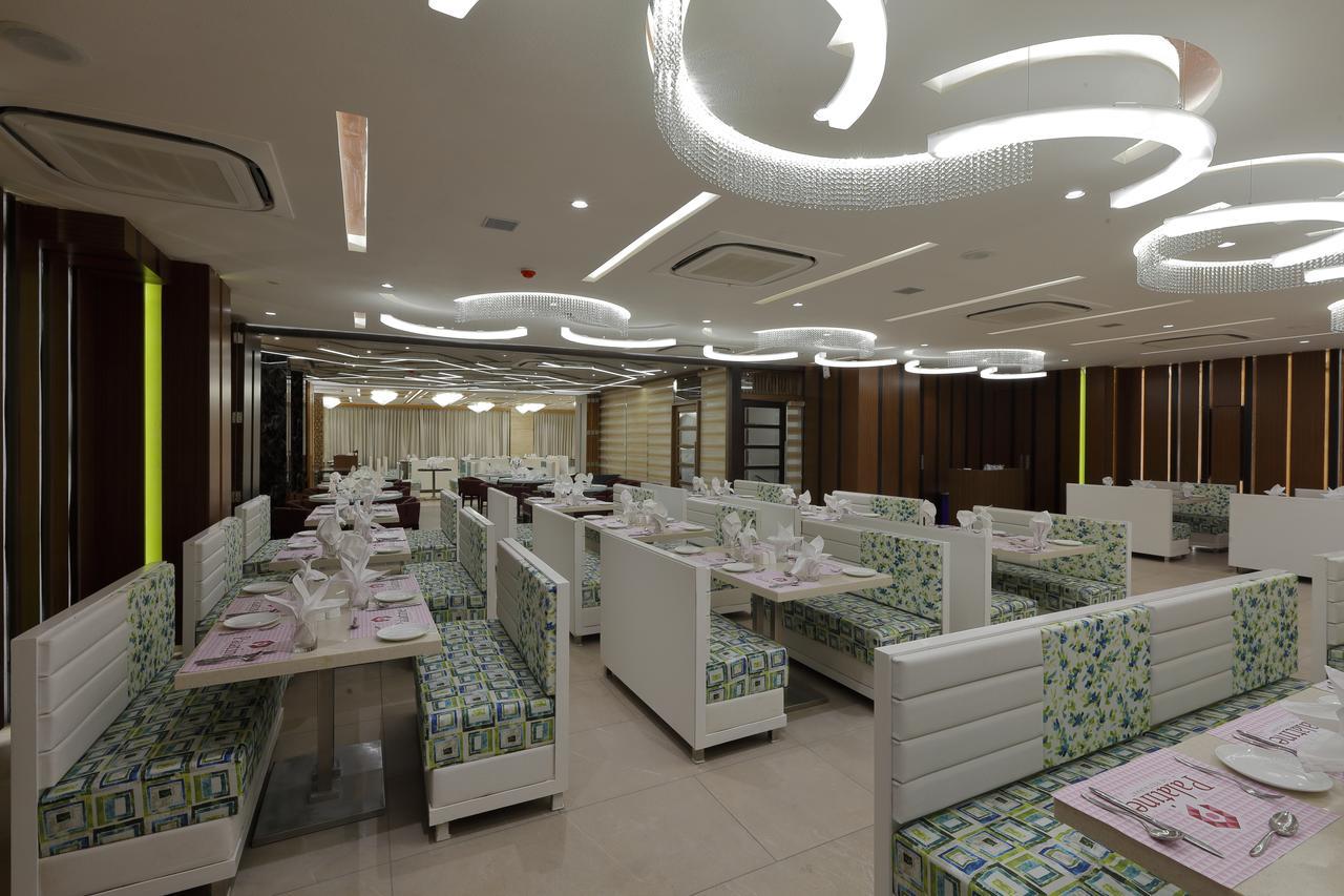 Hotel Pragati The Grand Αχμπανταμπάντ Εξωτερικό φωτογραφία