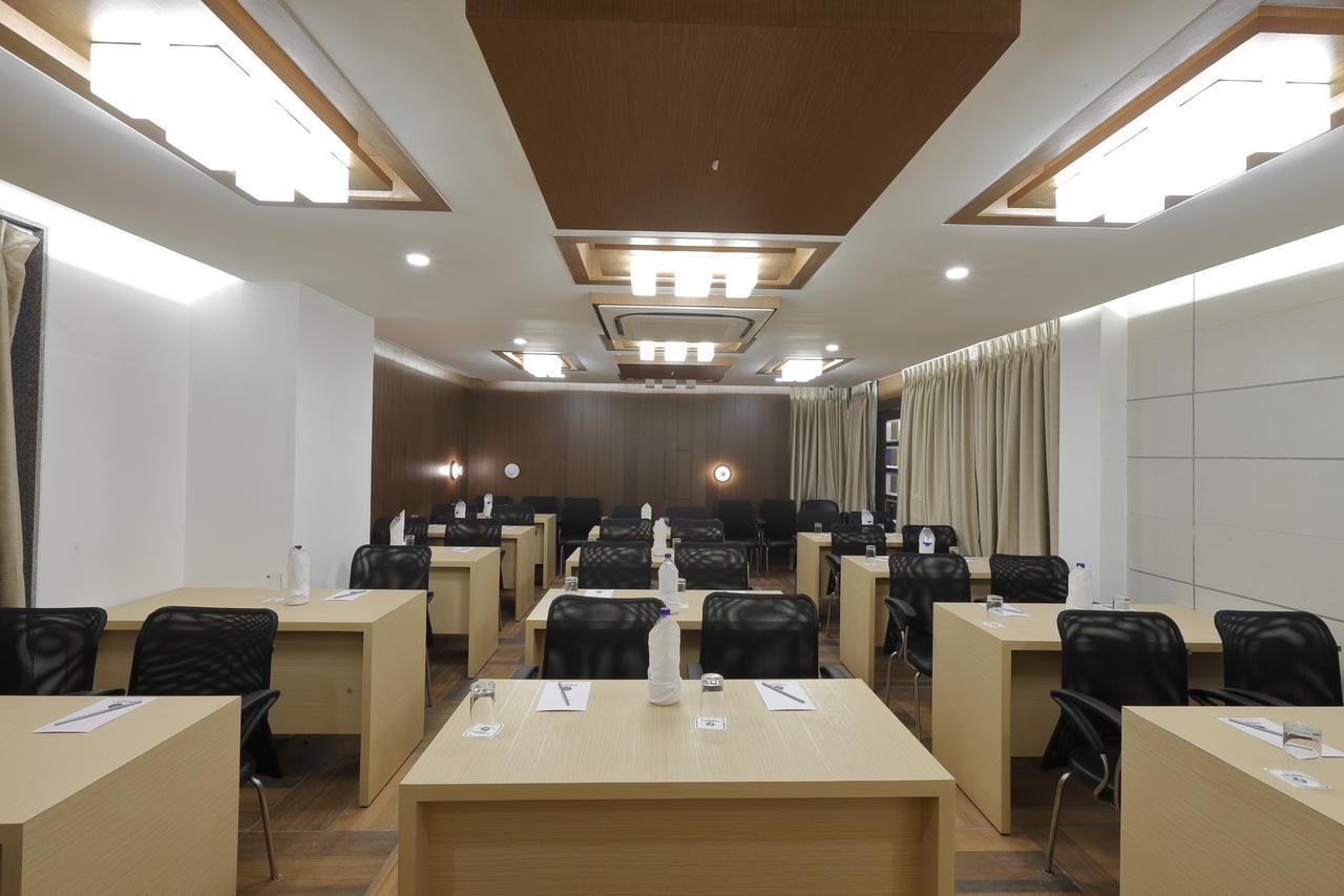 Hotel Pragati The Grand Αχμπανταμπάντ Εξωτερικό φωτογραφία
