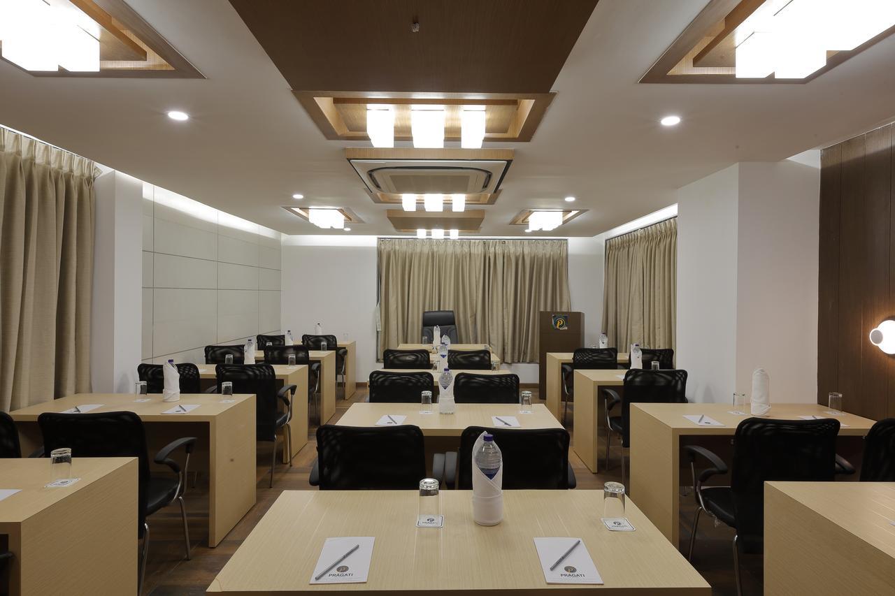 Hotel Pragati The Grand Αχμπανταμπάντ Εξωτερικό φωτογραφία