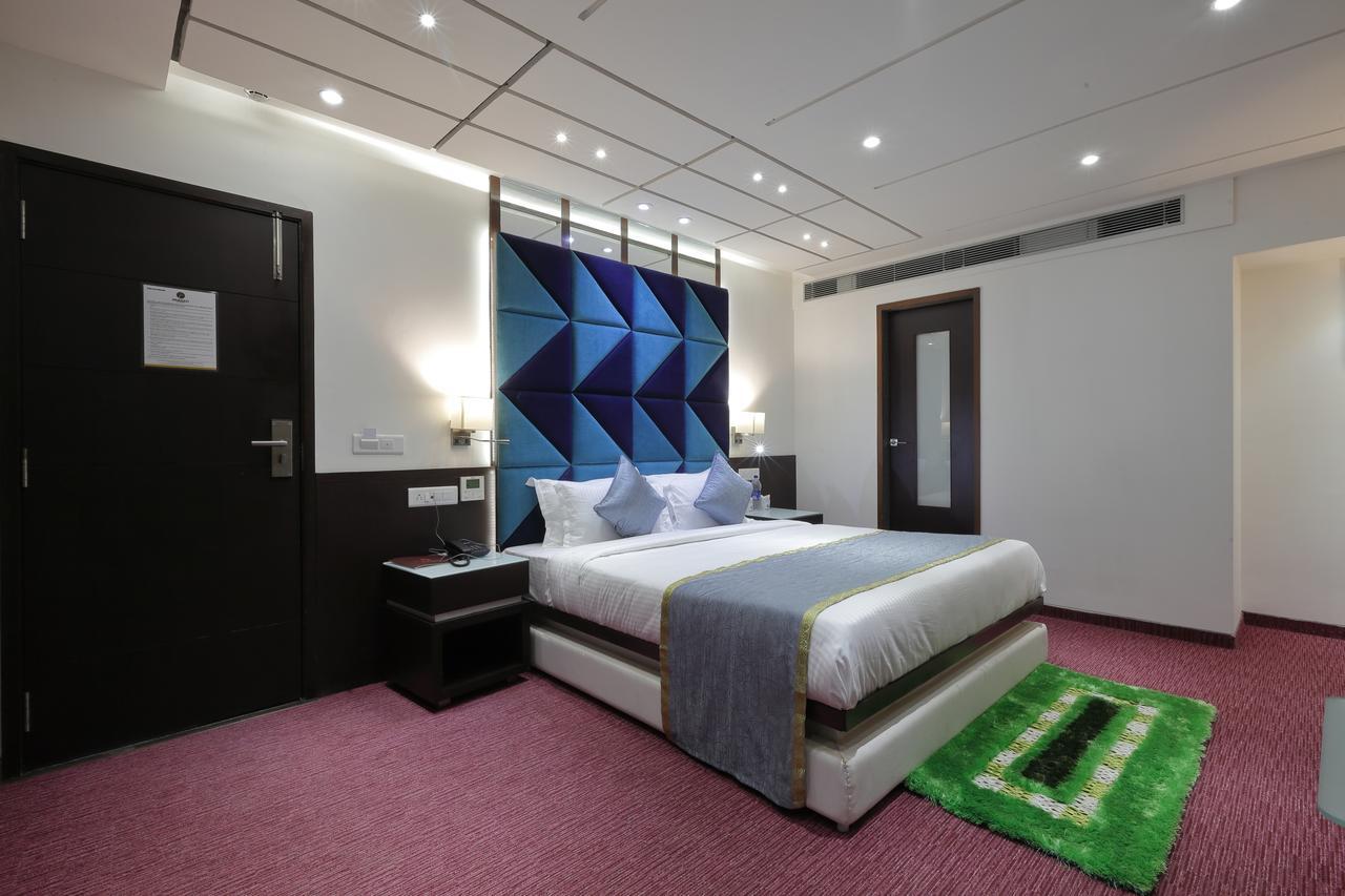 Hotel Pragati The Grand Αχμπανταμπάντ Εξωτερικό φωτογραφία