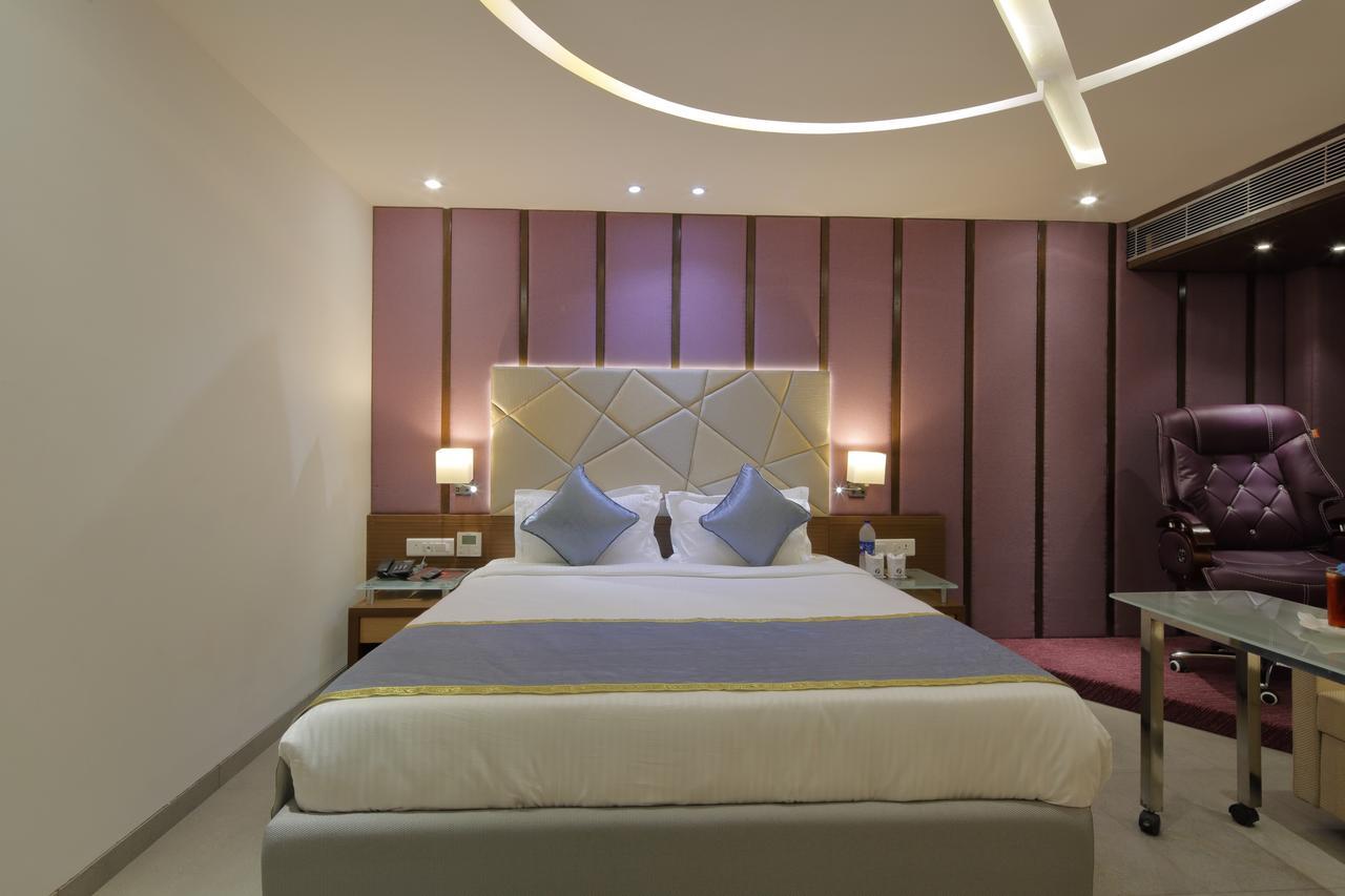 Hotel Pragati The Grand Αχμπανταμπάντ Εξωτερικό φωτογραφία