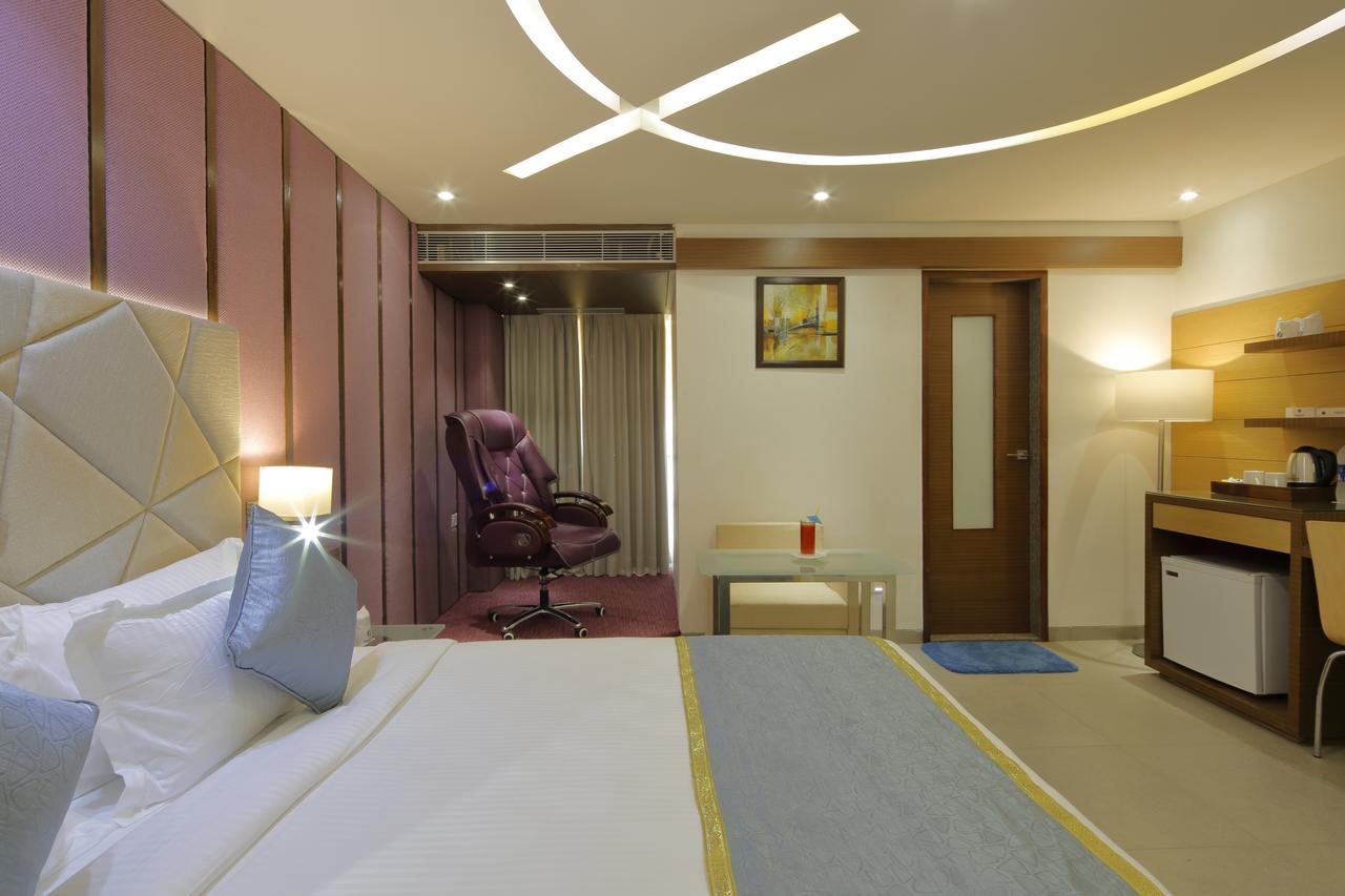 Hotel Pragati The Grand Αχμπανταμπάντ Εξωτερικό φωτογραφία